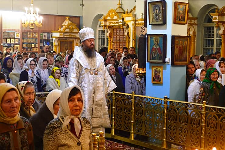 В праздник Рождества Христова епископ Стефан возглавил Божественную литургию в храме святителя Николая города Канаш.