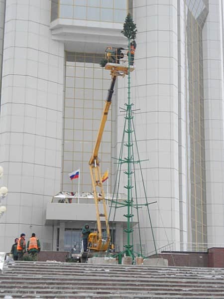 Предприятия городского хозяйства устанавливают новогодние ели в Чебоксарах.
