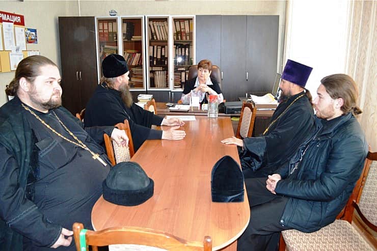 Преосвященнейший Стефан епископ Канашский и Янтиковский встретился с директором школы №11 города Канаш.