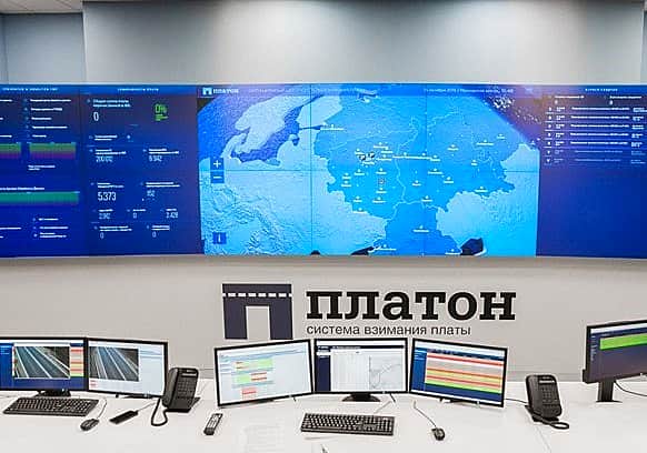 Президент России утвердил закон о снижении штрафов для владельцев грузовиков массой свыше 12 тонн за неоплату проезда по федеральным трассам.