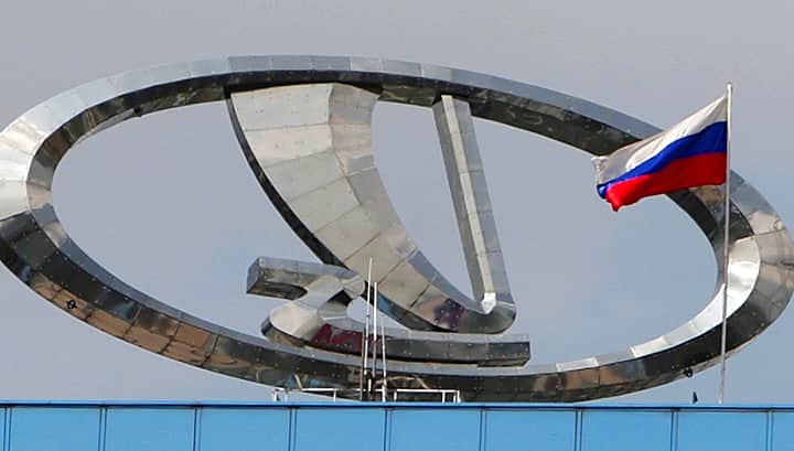 Продажи автомобилей Lada в России упали более чем на 30 процентов.