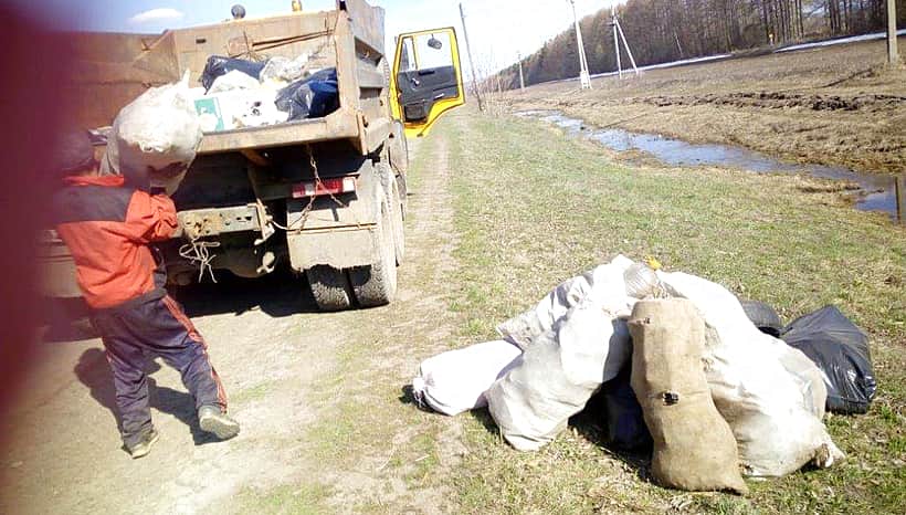 Продолжается работа по уборке мусора вдоль автомобильных дорог.