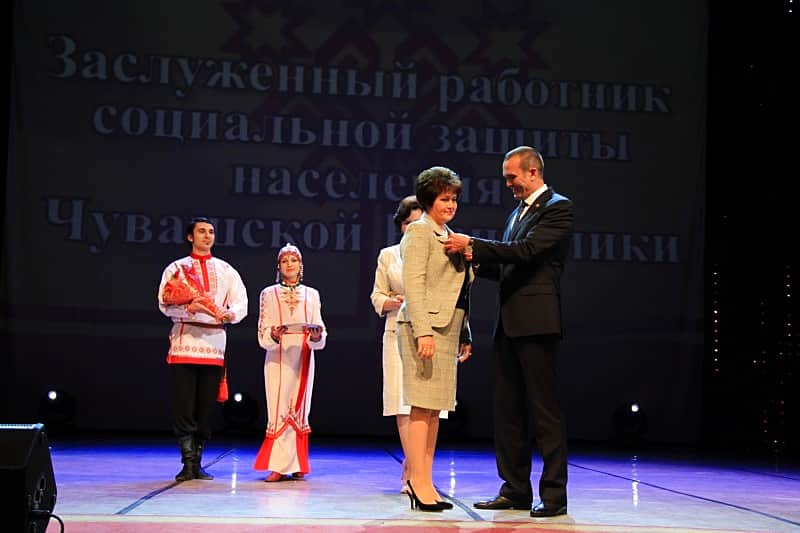 Работник отдела социальной защиты населения города Канаш награжден званием в свой профессиональный праздник.