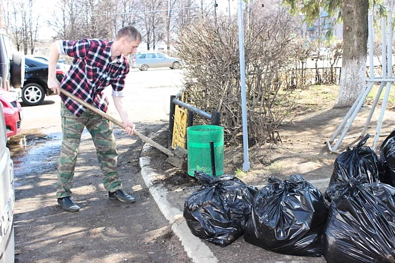 Работники администрации города Канаш вышли на субботник.