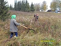 Работники культуры Вутабосинского сельского поселения в рамках осеннего месячника по благоустройству, озеленению, санитарной очистке населенных пунктов, благоустроили спортивную площадку (фото №1).