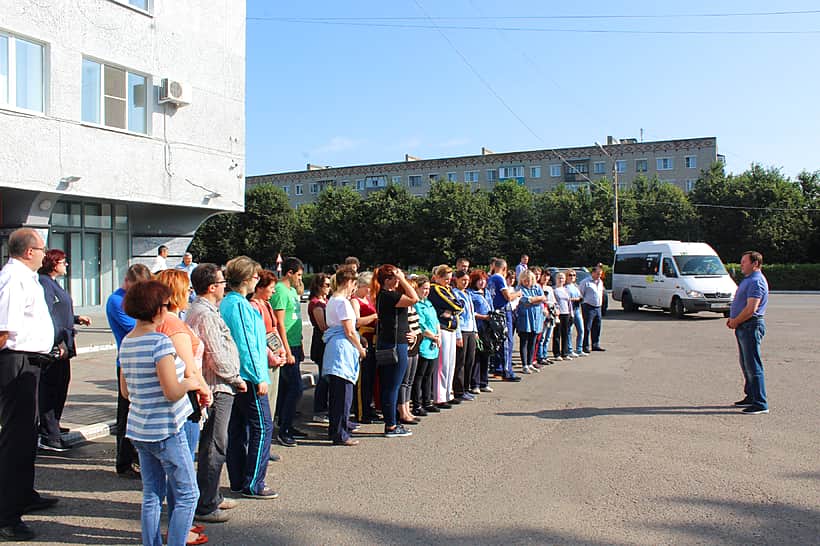 В рамках акции "Всероссийский экологический субботник "Зеленая Россия" работники администрации г. Канаш вышли на уборку близлежащей территории.