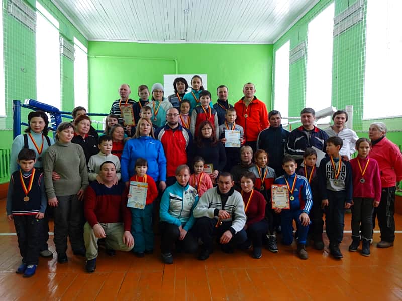 В рамках Декады спорта и здоровья на лыжных трассах города Канаша соревновались семейные команды.