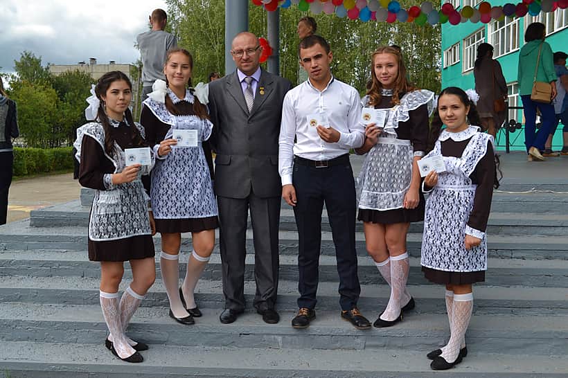 В рамках Дня знаний в городе Канаше вручены документы о награждении золотыми и серебряными знаками отличия Всероссийского физкультурно-спортивного комплекса «Готов к труду и обороне».