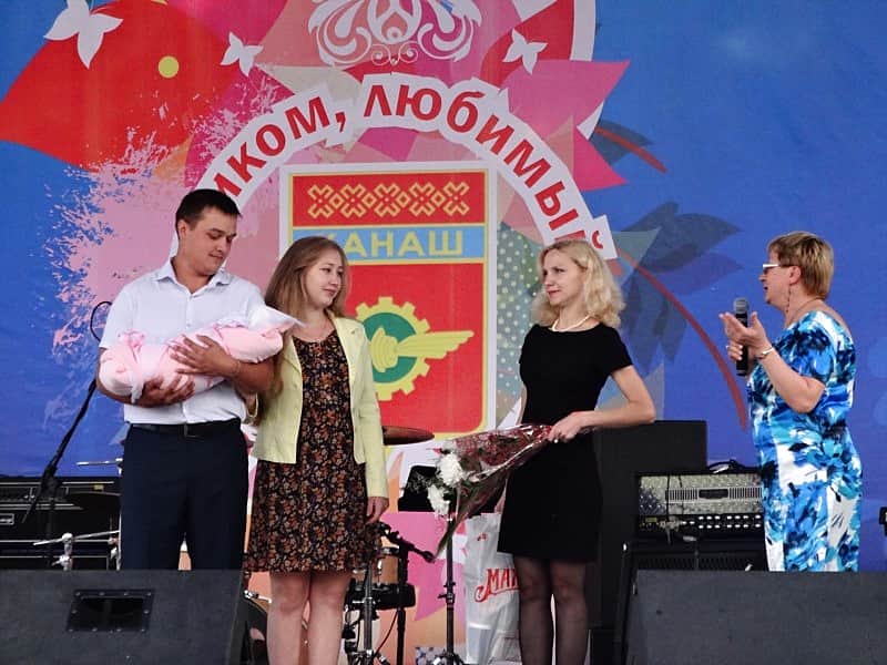 В рамках празднования Дня города на главной площади Канаш прошел праздник "Загляните в семейный альбом".