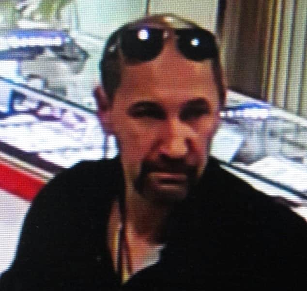 Разыскивается по подозрению в мошенничестве в ювелирной мастерской.