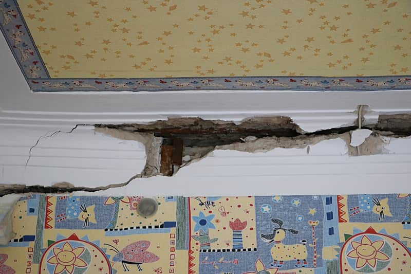 Решение о пригодности дома для проживания в Канаше, в котором образовалась трещина, будет принято после проведения обследования и получения экспертного заключения.