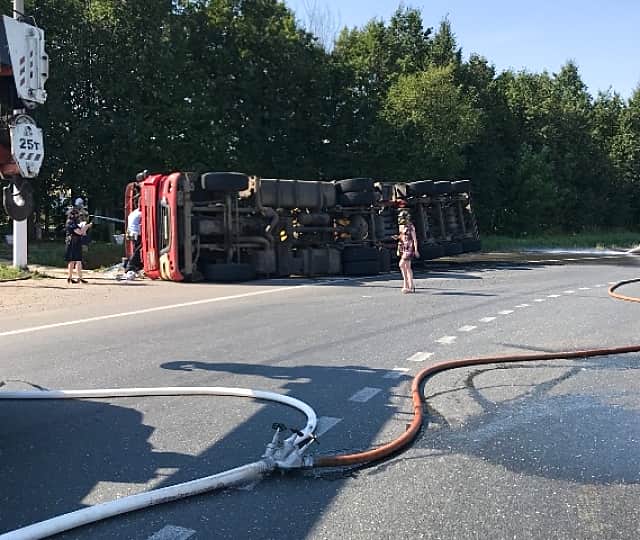 В результате ДТП в Цивильске на трассу разлилась соляная кислота.