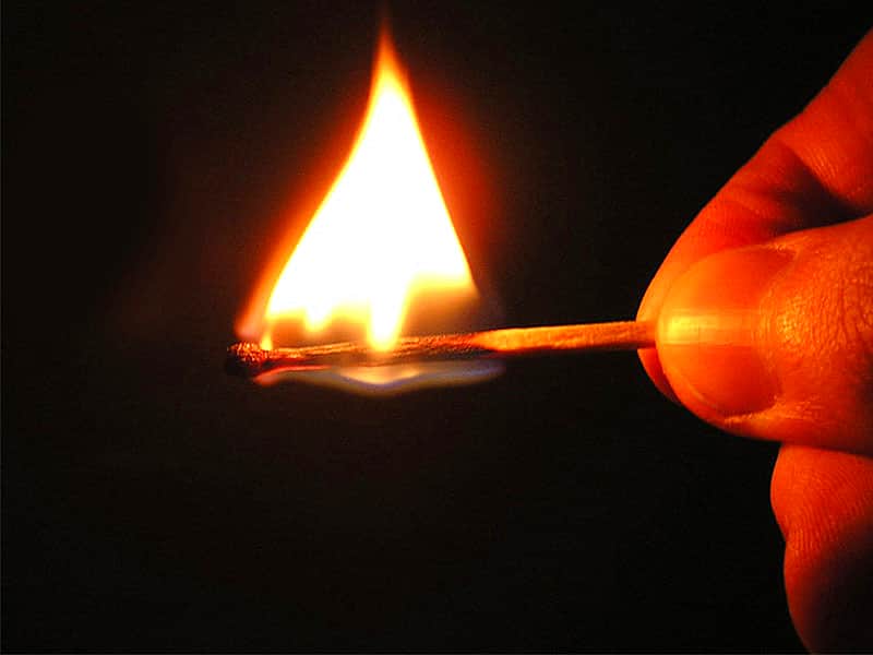 В роще Гузовского в Чебоксарах пенсионерка подожгла саму себя.