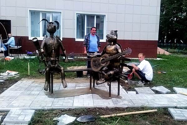 Рядом со скульптурой Печкина в Цивильске появились Шарик и кот Матроскин.