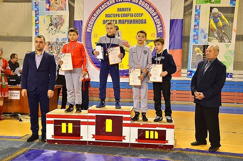 Сборная команда города Канаша успешно выступила в открытом республиканском турнире по вольной борьбе среди юношей и девушек, состоявшемся в п. Ибреси.