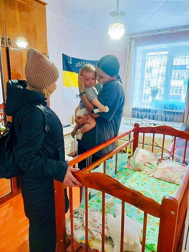 Специалисты отделения «Семейный МФЦ» города Канаш посетили семью с младенцем из Курской области.