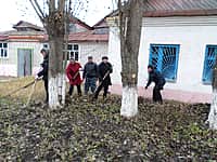 В Сеспельском сельском поселении прошёл субботник по благоустройству территории мемориального комплекса Михаила Сеспеля (фото №1).