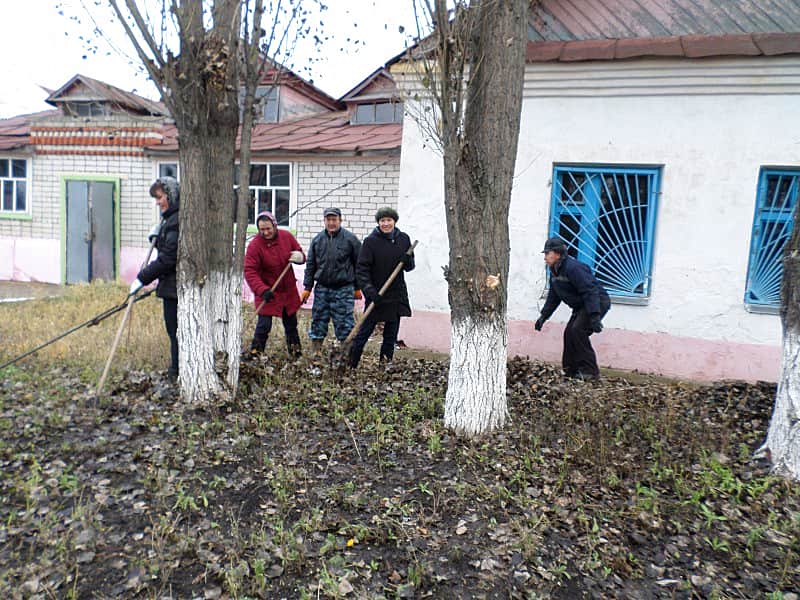 В Сеспельском сельском поселении прошёл субботник по благоустройству территории мемориального комплекса Михаила Сеспеля.