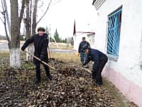 В Сеспельском сельском поселении прошёл субботник по благоустройству территории мемориального комплекса Михаила Сеспеля (фото №2).