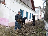 В Сеспельском сельском поселении прошёл субботник по благоустройству территории мемориального комплекса Михаила Сеспеля (фото №3).