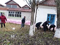 В Сеспельском сельском поселении прошёл субботник по благоустройству территории мемориального комплекса Михаила Сеспеля (фото №4).
