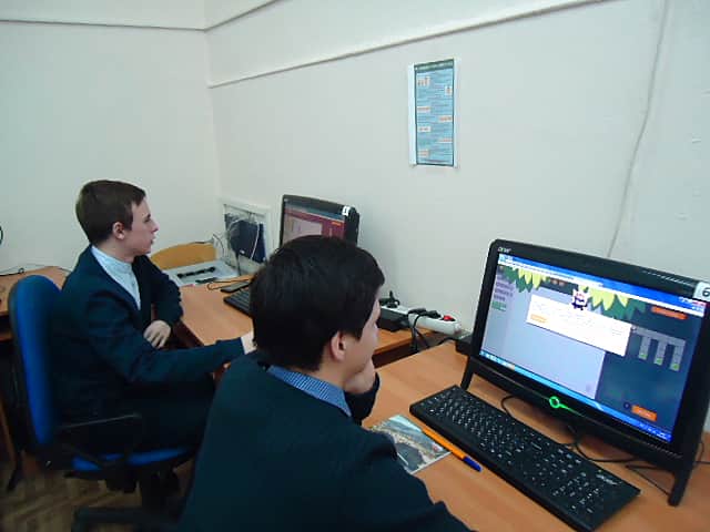 В школах города в рамках Всероссийской акции «Час кода» прошли увлекательные уроки информатики.