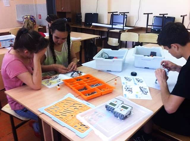 В школе №11 г. Канаш начал работу летний кружок робототехники.