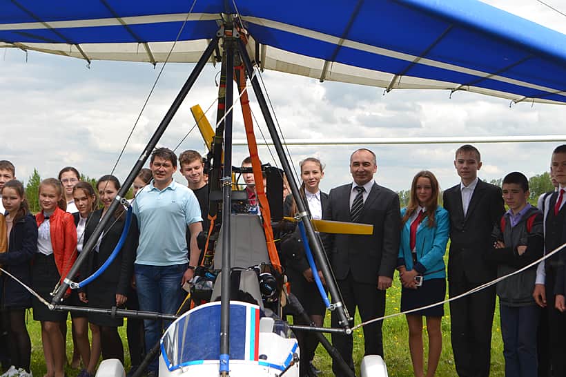 Школьники Канашского района встретились с дельтапланеристами - участниками торжественных мероприятий в честь 100-летия Героя Советского Союза А.П. Маресьева.