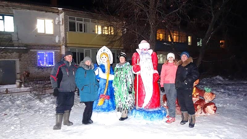 Скромные скульпторы сказочных персонажей нашего села.