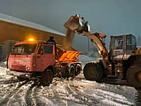 Минувшей ночью в Канаше выпал первый снег. Коммунальные службы оперативно очищают улицы города от снежных завалов (фото №2).