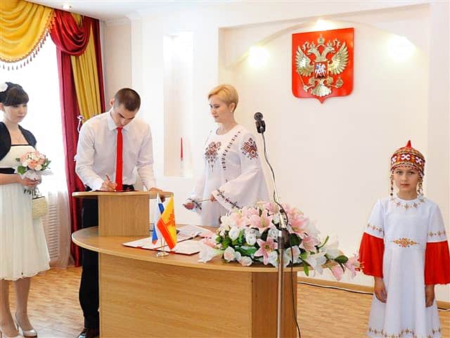 Соблюдая традиции своего народа. Во Дворце бракосочетаний г. Канаш прошла необычная акция.