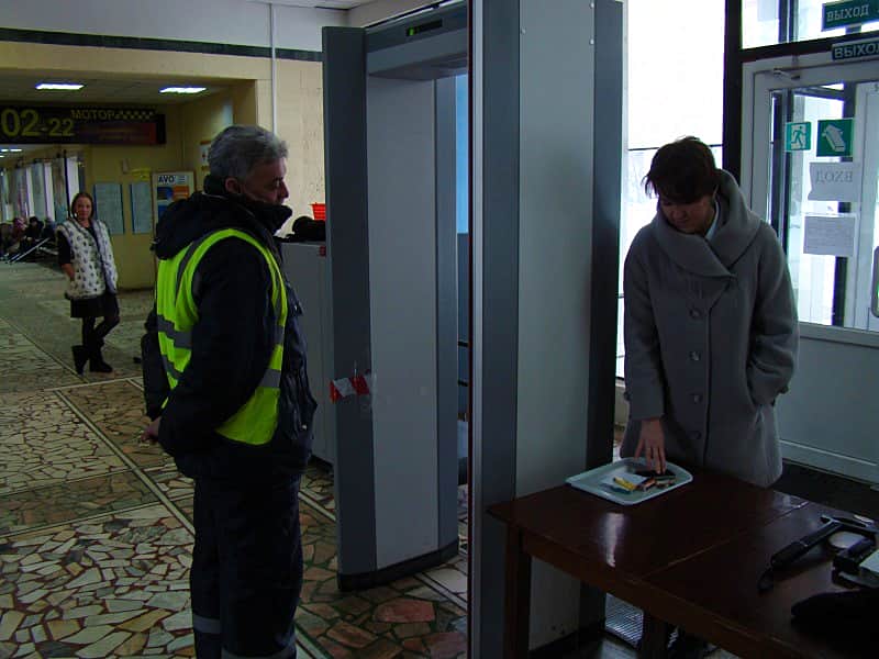 Сплошной досмотр пассажиров и их вещей на входах в российские аэропорты закрепят законодательно.