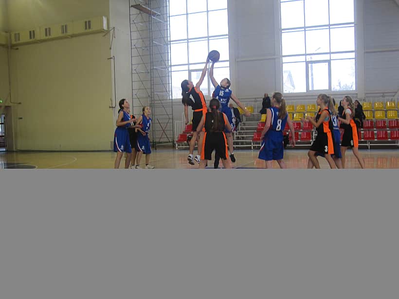 Спортивный зал ДЮСШ "Локомотив" на время стал центром проведения игр первенства Чувашской Республики по баскетболу.