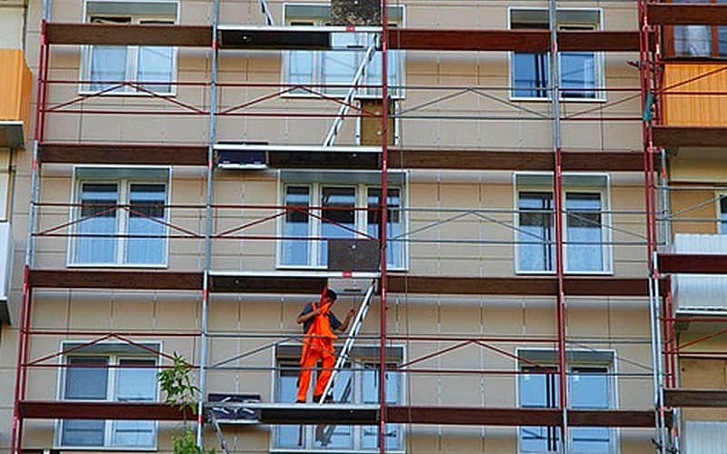 Средний показатель собираемости взносов на капитальный ремонт общего имущества в среднем по стране составила 77%.