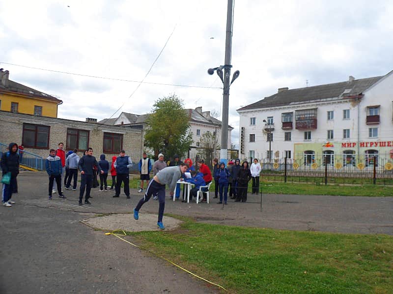 На стадионе "Локомотив" продолжились соревнования "Школьной лиги легкой атлетики" города Канаша.