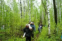 И стар, и млад вышли на уборку территории кладбища (фото №1).