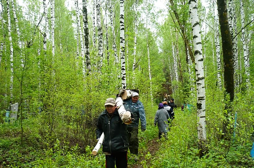 И стар, и млад вышли на уборку территории кладбища.
