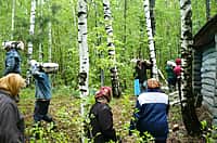 И стар, и млад вышли на уборку территории кладбища (фото №2).