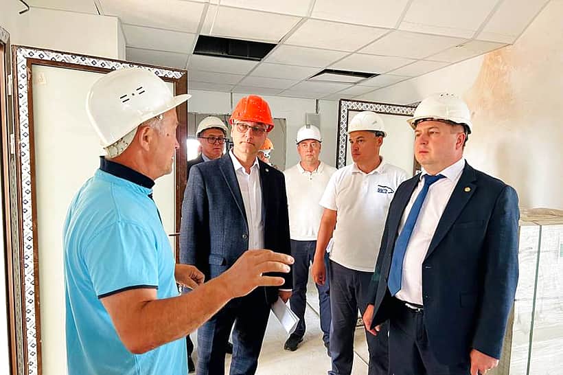 С ходом строительства новой поликлиники в Шихазанах ознакомился министр здравоохранения Чувашии Владимир Степанов.
