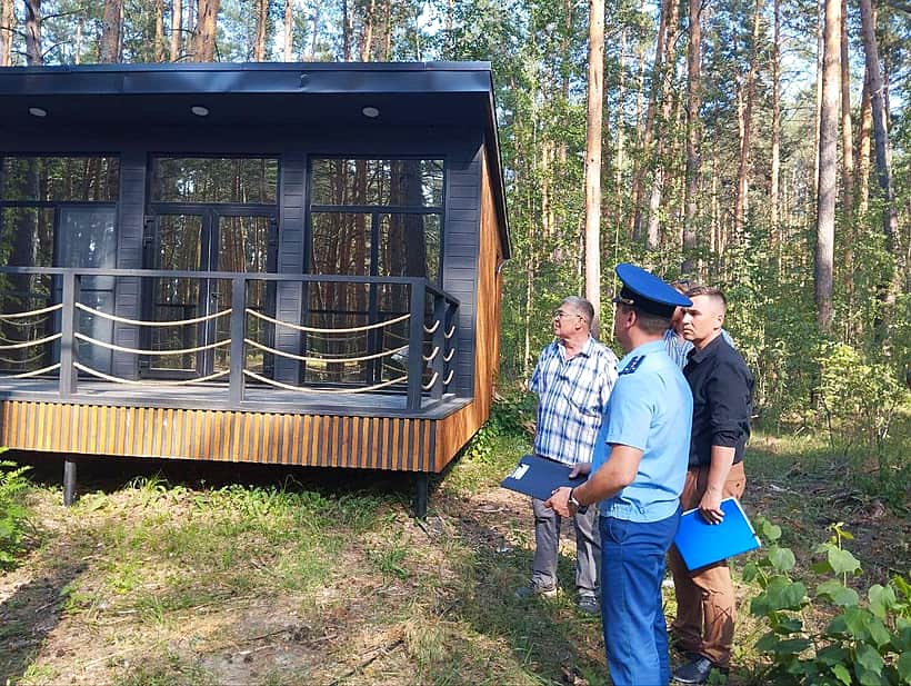 Ход строительства глэмпингов в Канашском районе проверила прокуратура.