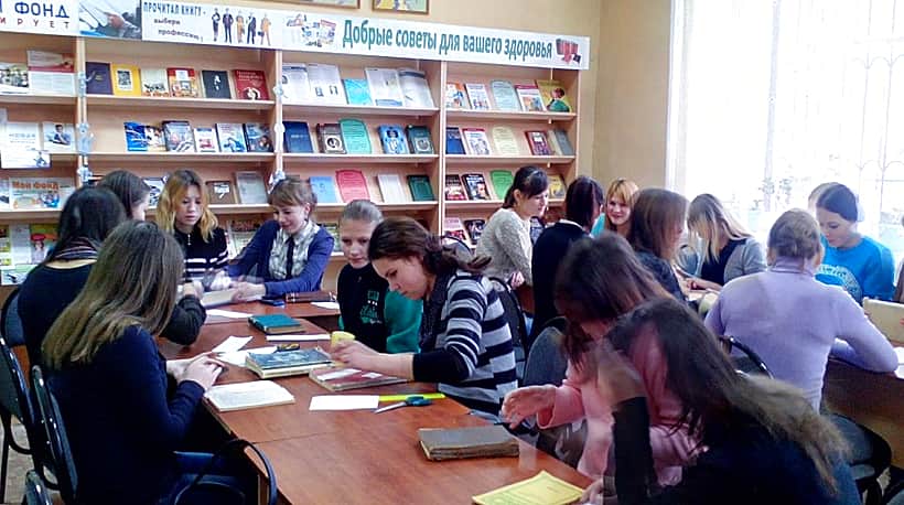 Студенты Канашского строительного техникума оказывают помощь сотрудникам библиотеки по ремонту книг.