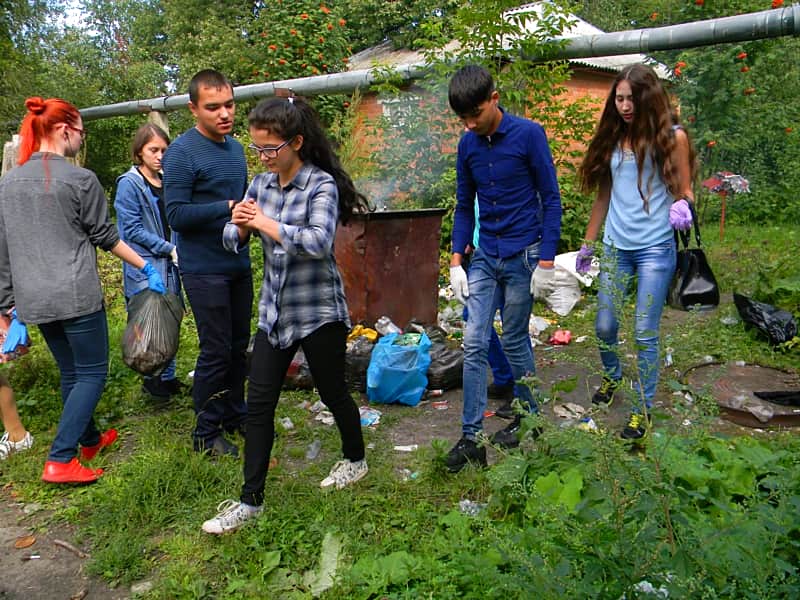 Студенты первокурсники филиала БПОУ ЧР «Чебоксарский медицинский колледж» МЗ ЧР в г.Канаш присоединились к субботнику в г. Канаш – провели очистку от мусора территорию городского парка.