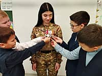 В 4Б классе школы №3 в Канаше прошла встреча с участницей СВО, выпускницей школы (фото №1).