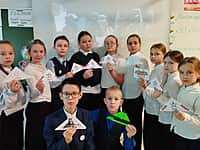 В 4Б классе школы №3 в Канаше прошла встреча с участницей СВО, выпускницей школы (фото №2).