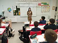 В 4-Б классе школы №3 в Канаше прошла встреча с участницей СВО, выпускницей школы (фото №5).