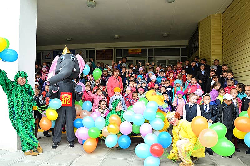 Театр юного зрителя выступает в формате уличного театра.