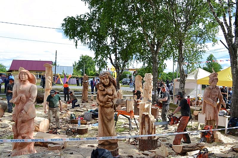 В течение трех дней в Порецком проходил Всероссийский фестиваль резчиков бензопилой по дереву «Фантазия из дерева».