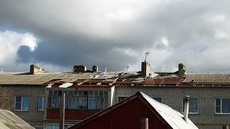 Над территорией Чувашской Республики обрушился сильный шквальный ветер. В с.Шихазаны по улице 40 лет Победы пострадали крыши и окна многоквартирных домов.