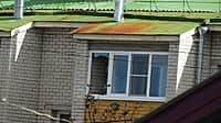 Над территорией Чувашской Республики обрушился сильный шквальный ветер. В с.Шихазаны по улице 40 лет Победы пострадали крыши и окна многоквартирных домов (фото №11).