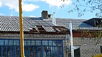 Над территорией Чувашской Республики обрушился сильный шквальный ветер. В с.Шихазаны по улице 40 лет Победы пострадали крыши и окна многоквартирных домов (фото №18).